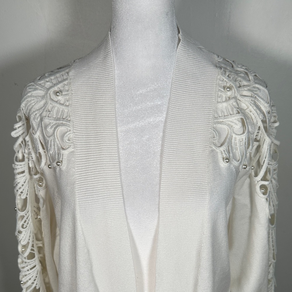 Cardigan White Lace Sleeve With details on Delicate pearls - Picture 4 of 12